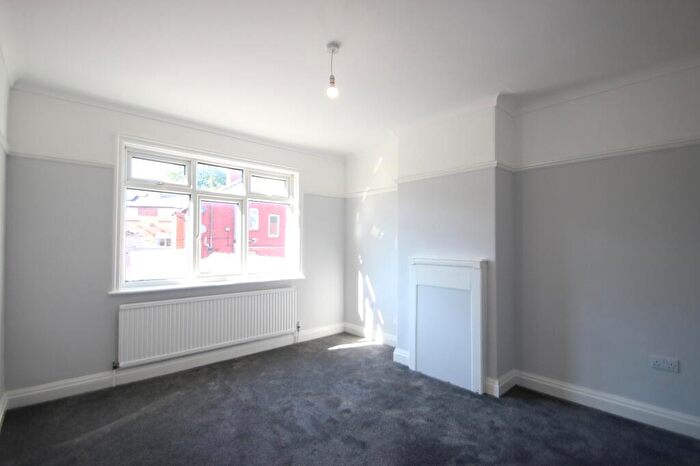 3 Bedroom Flat To Rent In Easterly Road, Leeds, West Yorkshire, Uk, LS8