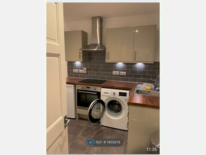 1 Bedroom Flat To Rent In Blue Boar Row, Salisbury, SP1