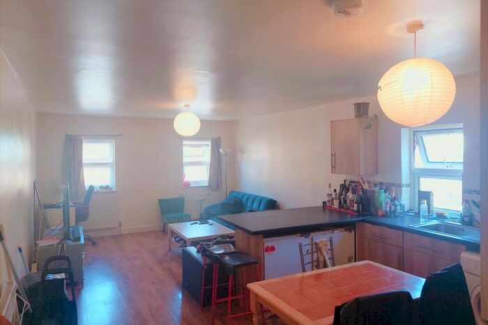 3 Bedroom Flat To Rent In Bethnal Green Road, Bethnal Green, London, E2