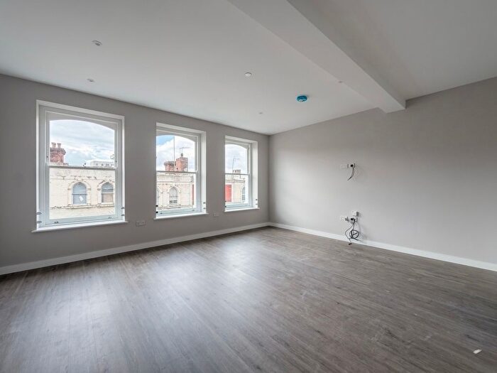 3 Bedroom Flat To Rent In Sutton Court Road, Sutton, SM1