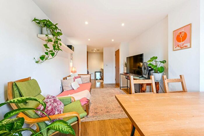 2 Bedroom Flat To Rent In Wolverley Street, Bethnal Green, London, E2