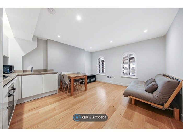 3 Bedroom Flat To Rent In Holloway Road, London, N7