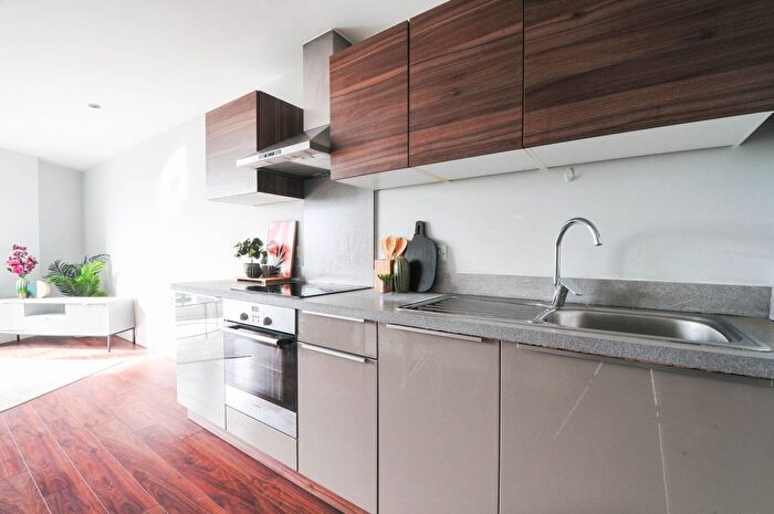 2 Bedroom Flat To Rent In Sillavan Way, Salford, M3