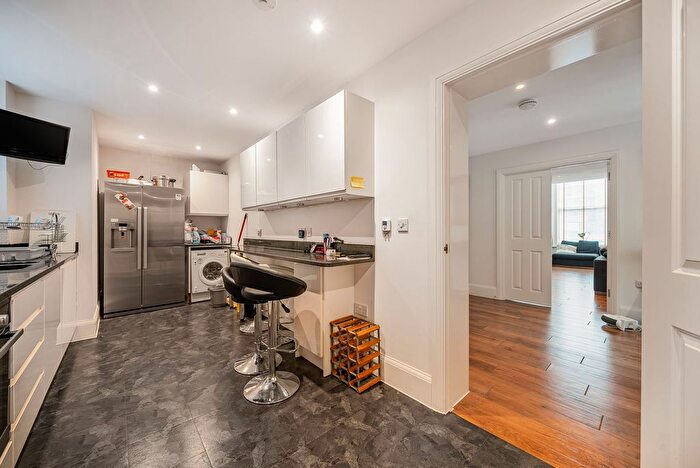 2 Bedroom Link Detached House For Sale In Parkview Way, Epsom, KT19
