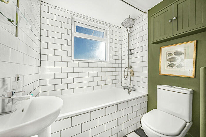 1 Bedroom Apartment For Sale In Birnam Road, N4