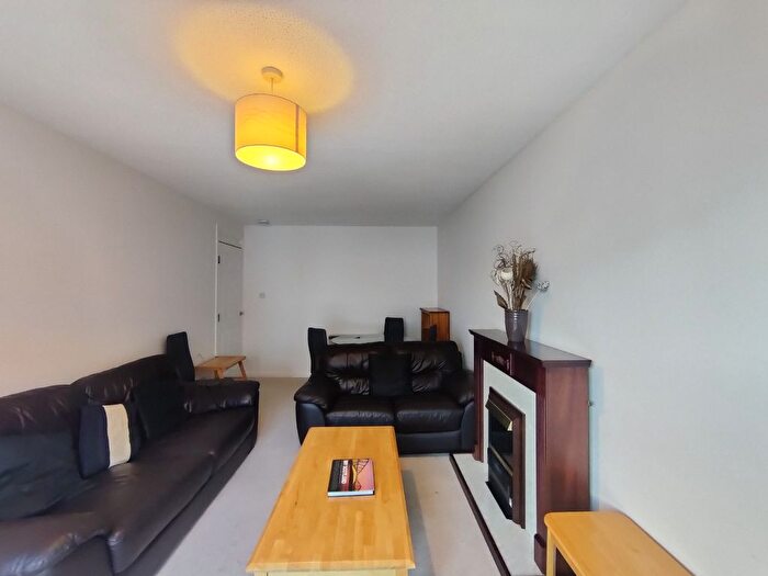 3 Bedroom Flat To Rent In Logie Green Road, Canonmills, Edinburgh, EH7