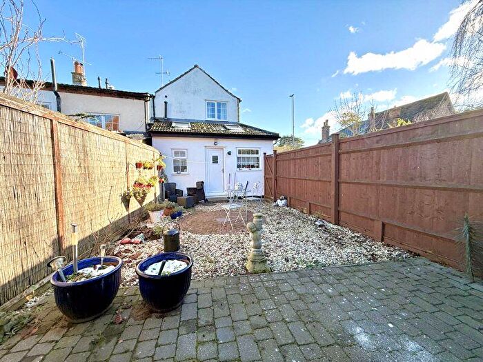 2 Bedroom Cottage For Sale In High Street, Toddington, LU5