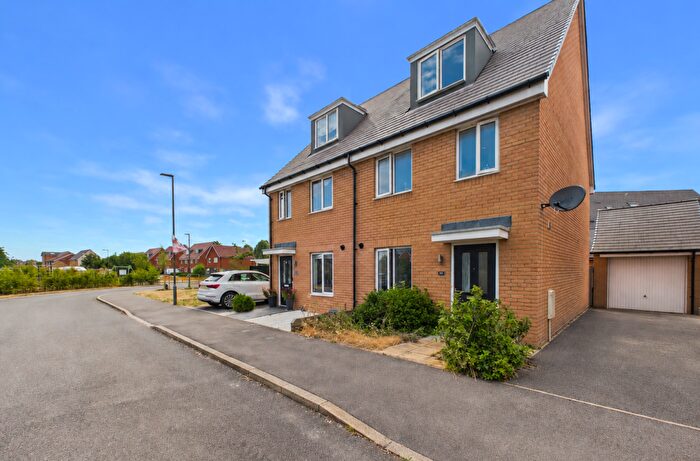 3 Bedroom Town House For Sale In Seabright Way, Aylesbury, Buckinghamshire, HP18