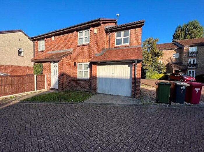 4 Bedroom Semi Detached House To Rent In Adelaide Close, Slough, SL1