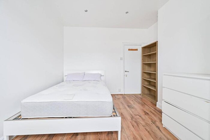 3 Bedroom House To Rent In Arthur Road, Islington, London, N7