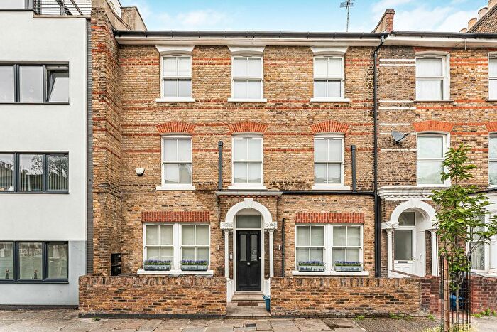 3 Bedroom Flat For Sale In John Campbell Road, London, N16