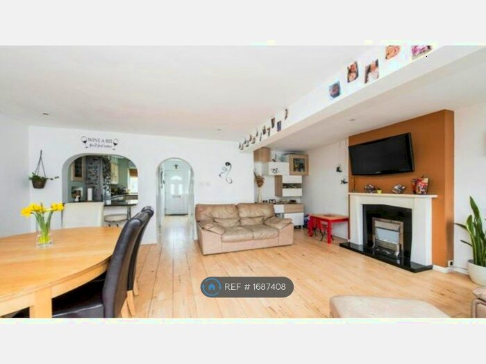 3 Bedroom Flat To Rent In Catherine Road, Surbiton, KT6