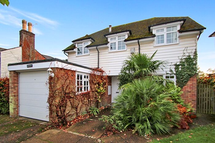 3 Bedroom Detached House For Sale In Back Road, Sandhurst, TN18