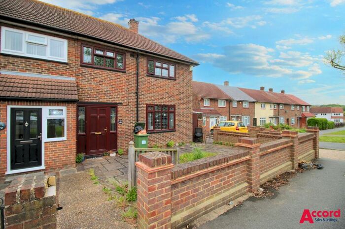 3 Bedroom End Of Terrace House To Rent In Faringdon Avenue, Romford, RM3