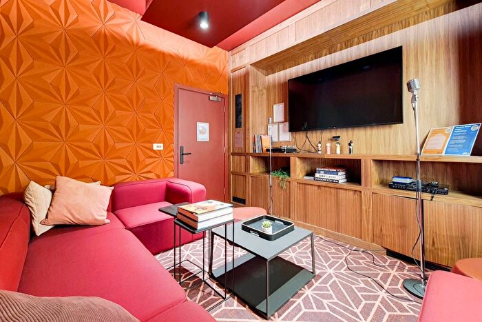 2 Bedroom Flat To Rent In Uncle Southall, Southall, UB2