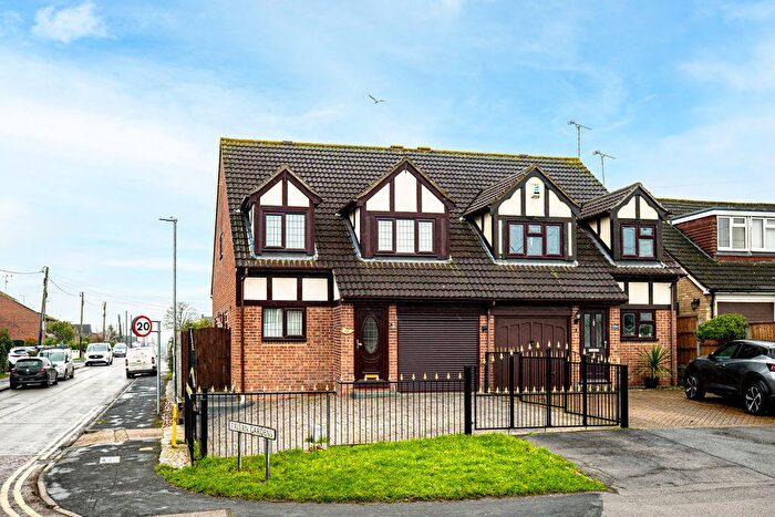 4 Bedroom Semi-Detached House For Sale In London Road, Wickford, SS12