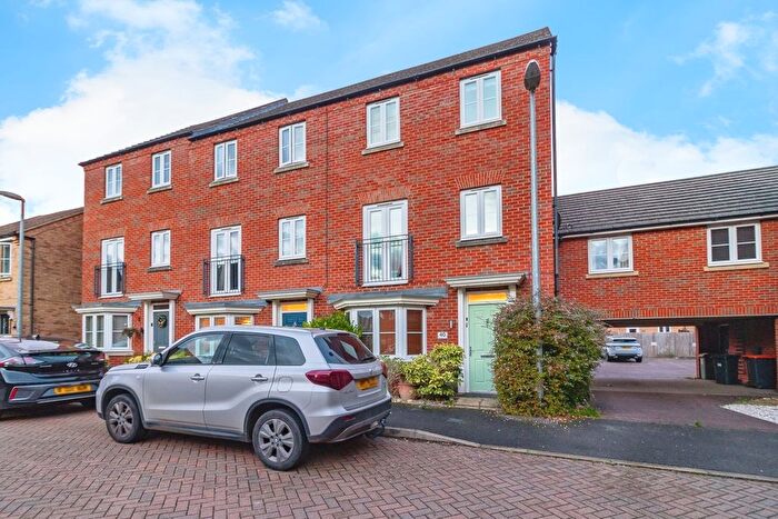 4 Bedroom End Of Terrace House For Sale In Kingfisher Drive, Leighton Buzzard, Bedfordshire, LU7