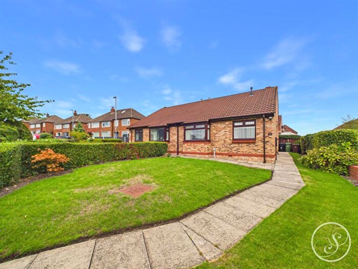 2 Bedroom Bungalow For Sale In Field End Garth, Leeds, LS15