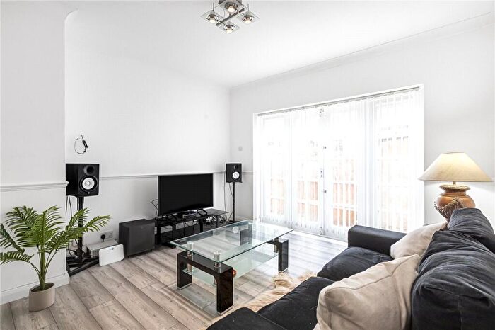 2 Bedroom Detached House For Sale In Colenso Road, London, E5