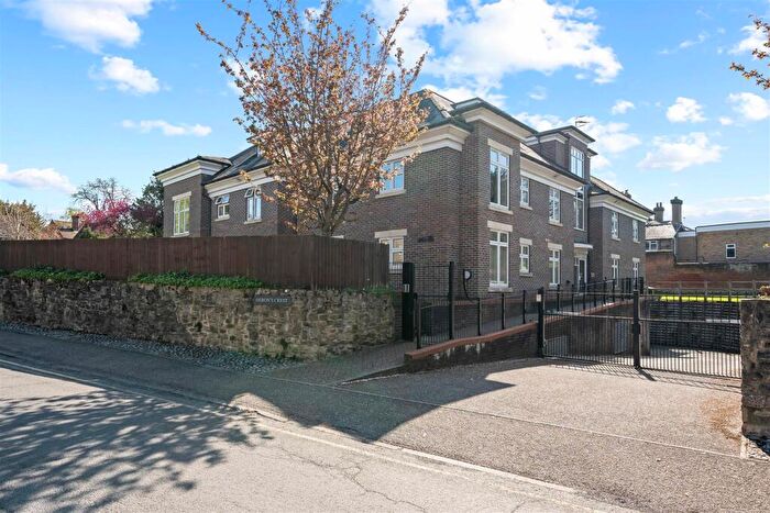 2 Bedroom Flat For Sale In Cross Lanes, Guildford, GU1