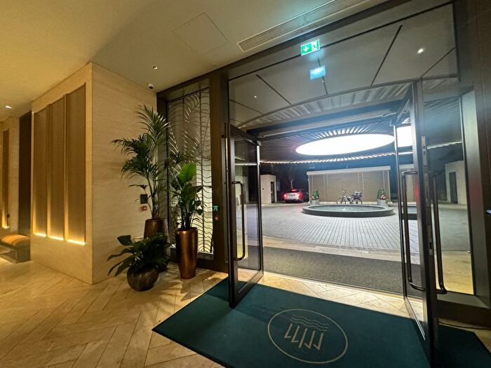 2 Bedroom Flat To Rent In Carnation Way, London, SW8