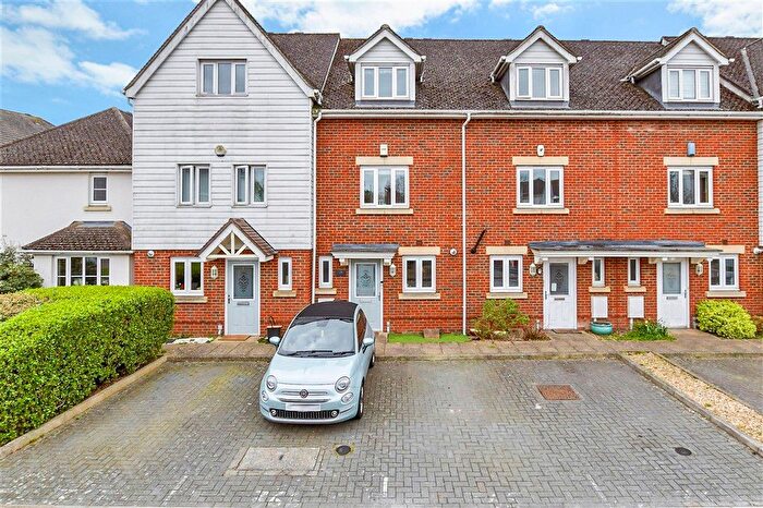 3 Bedroom Town House For Sale In Ingram Close, Larkfield, Aylesford, Kent, ME20