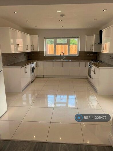 5 Bedroom Semi-Detached House To Rent In Addington Road, Reading, RG1