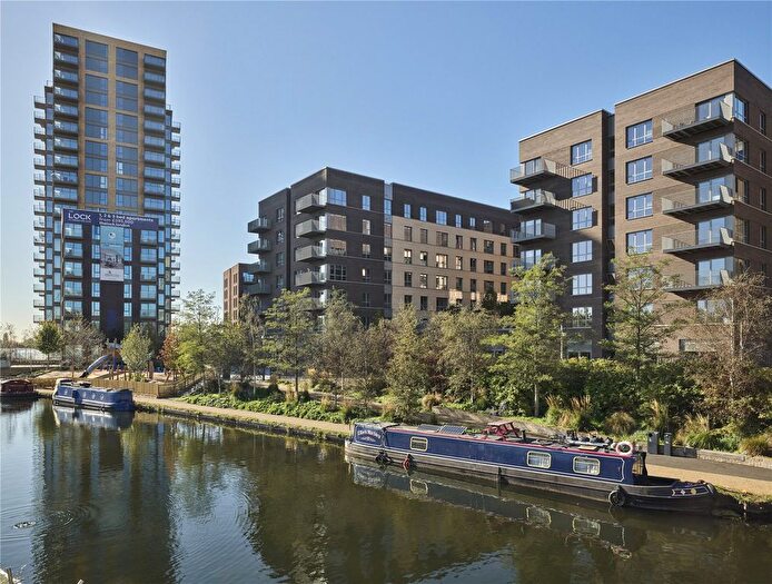 2 Bedroom Flat For Sale In The Lock, Greenford Quay, Greenford, UB6