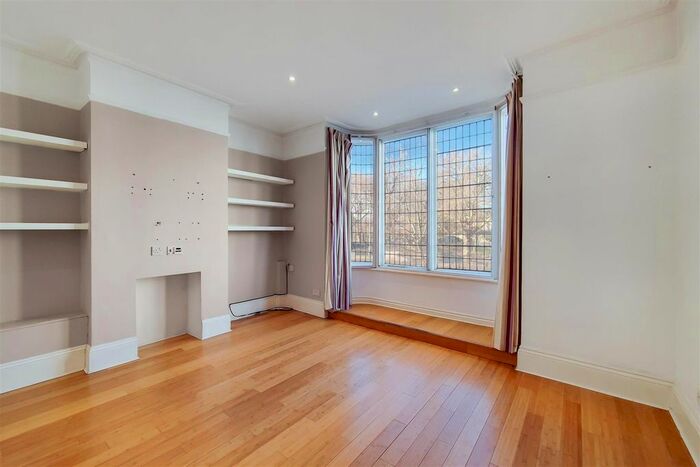 3 Bedroom Flat To Rent In The Green, Ealing, London, W5