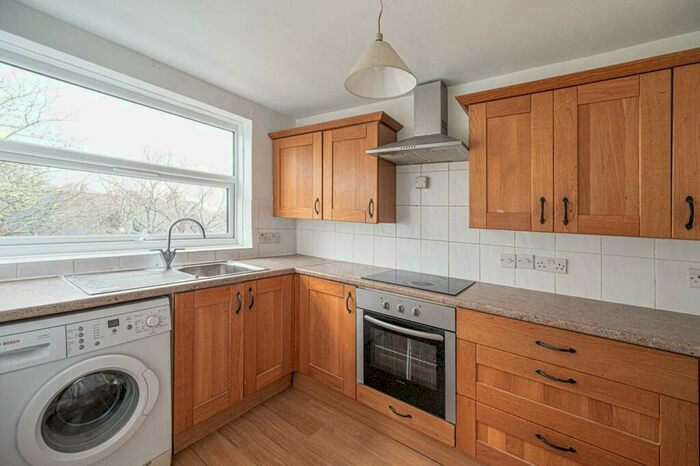 2 Bedroom Flat To Rent In Fairview Court, Hendon, London, NW4