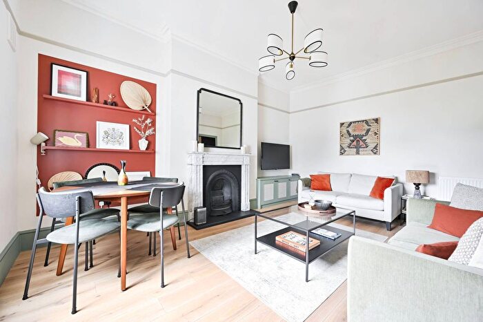 2 Bedroom Flat To Rent In Eardley Crescent, Earls Court, London, SW5