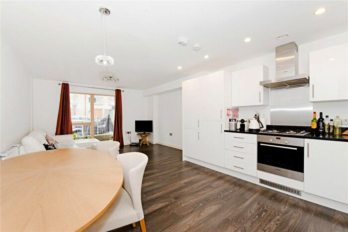2 Bedroom Flat To Rent In Clock View Crescent, Islington, N7