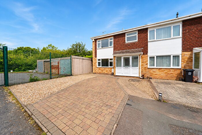 3 Bedroom End Of Terrace House For Sale In Ashlyns Rise, Leicester, Leicestershire, LE3