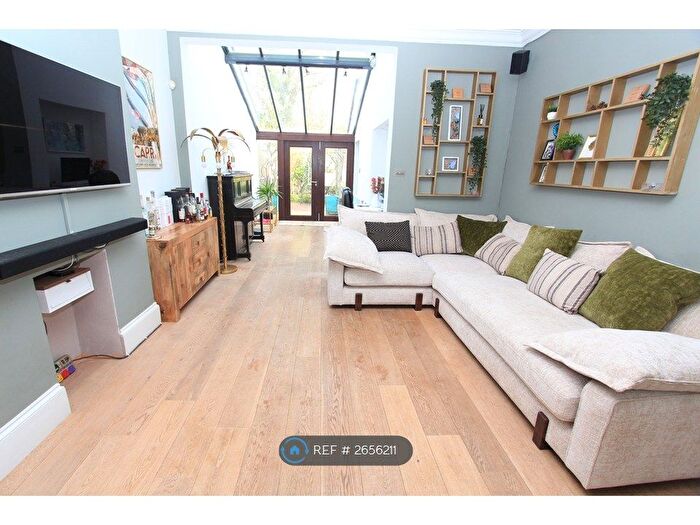 2 Bedroom Flat To Rent In Finchley, London, N3