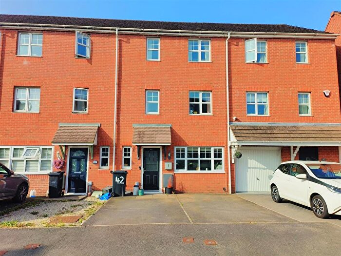 3 Bedroom Town House For Sale In Bickon Drive, Brierley Hill, DY5