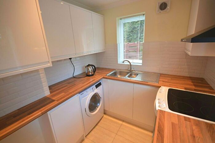 1 Bedroom Flat To Rent In Hunting Gate Drive, Chessington, Surrey, KT9