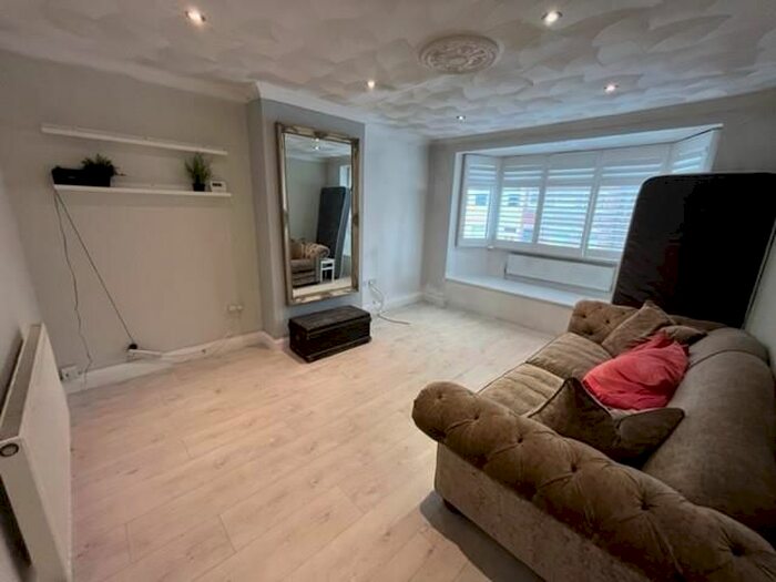 2 Bedroom Flat To Rent In Colbourne Road, Hove, BN3