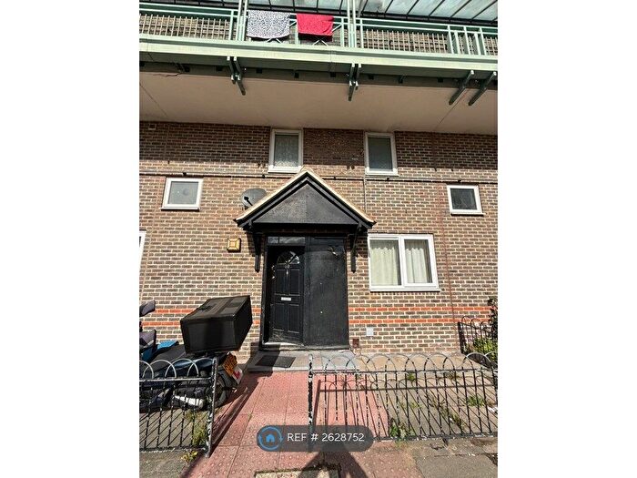 3 Bedroom Detached House To Rent In Tiptree Crescent, Ilford, IG5