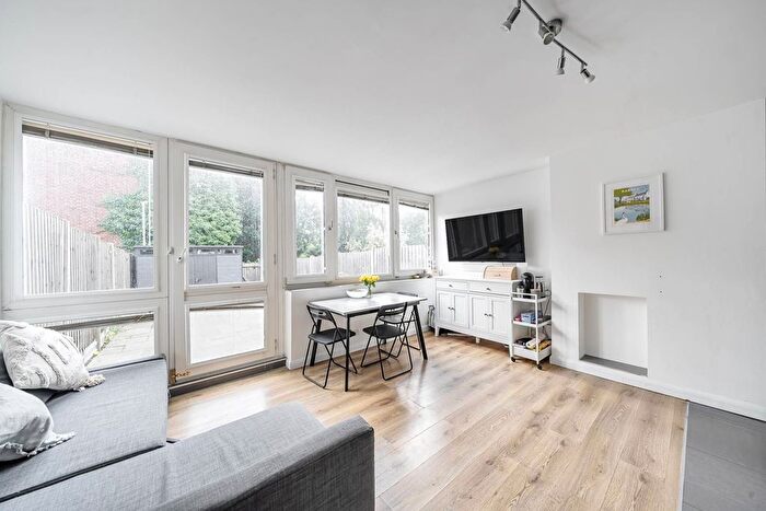 4 Bedroom Maisonette To Rent In Hersham Close, Roehampton, London, SW15