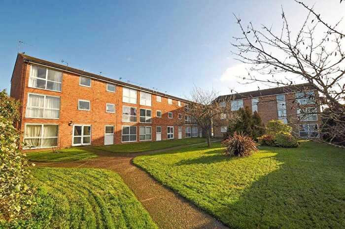 2 Bedroom Flat To Rent In Meadow Close, London Colney, AL2