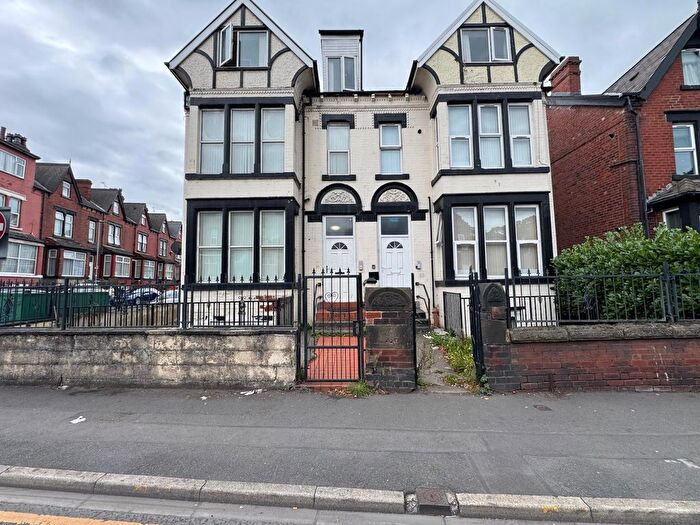 2 Bedroom Flat To Rent In Harehills Lane, Leeds, West Yorkshire, LS8