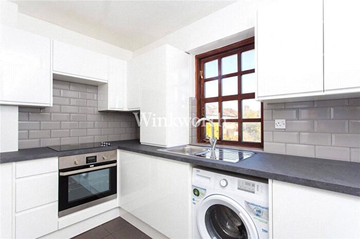 2 Bedroom Apartment To Rent In Hamlet Square, London, NW2