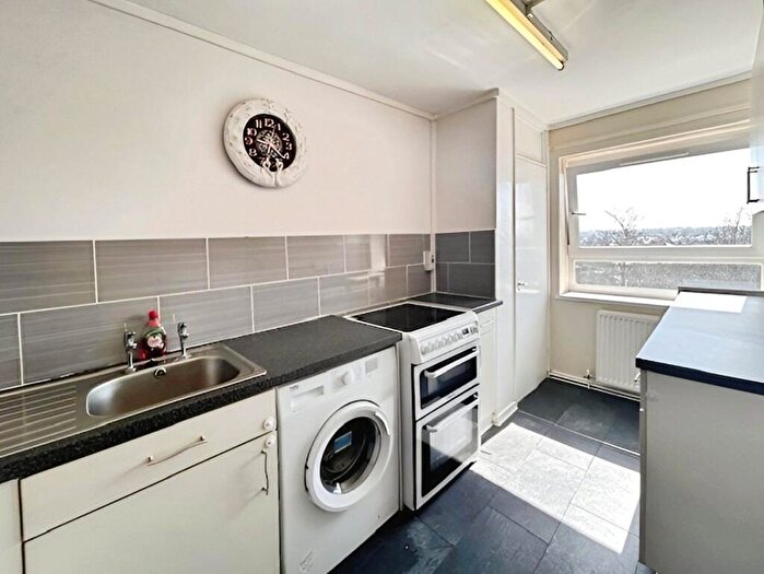2 Bedroom Flat To Rent In Queensberry Road, Doncaster, South Yorkshire, DN2