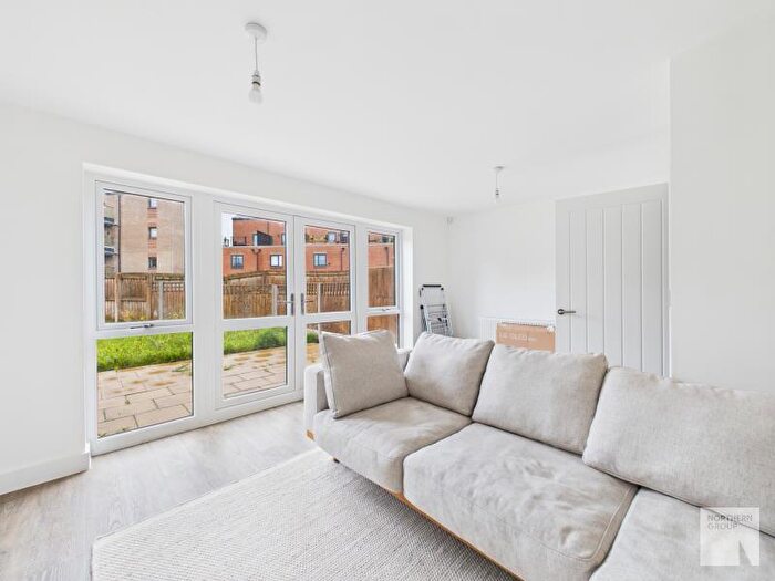 4 Bedroom Semi-Detached House To Rent In Gunson Street :: Platting Village, M40