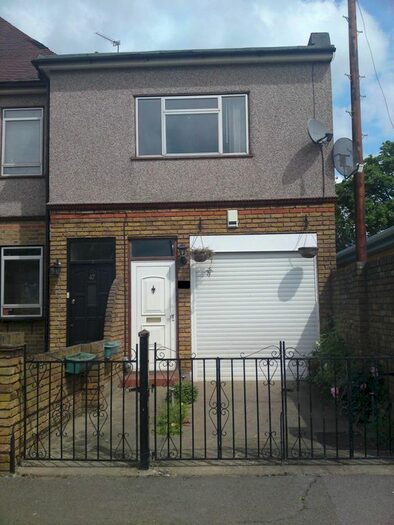 3 Bedroom Flat To Rent In Seven Kings, Ilford, Essex, IG3