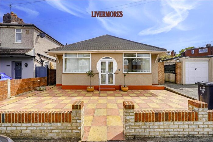 2 Bedroom Detached Bungalow For Sale In Brentlands Drive, Dartford, DA1