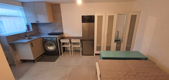 Studio To Rent In Charnwood Close, New Malden, KT3