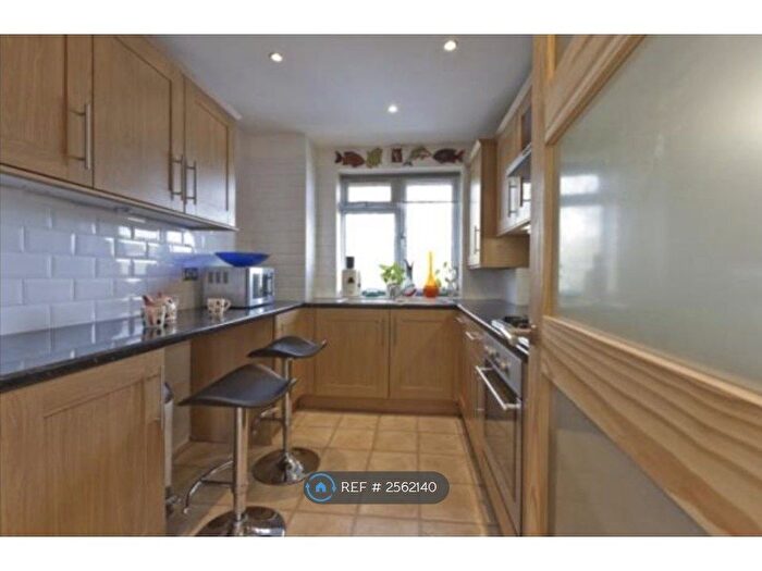 3 Bedroom Flat To Rent In Deans Close, Chiswick, London, W4
