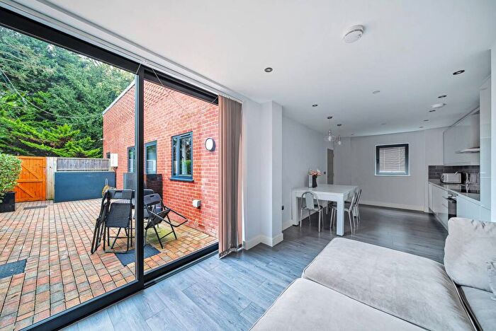 2 Bedroom Maisonette To Rent In Elm Park, Stanmore, HA7