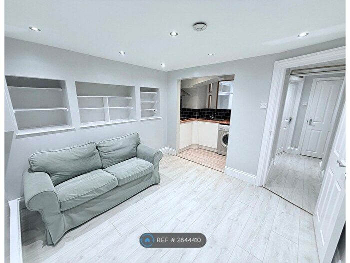 1 Bedroom Flat To Rent In Oaks Court, London, E11